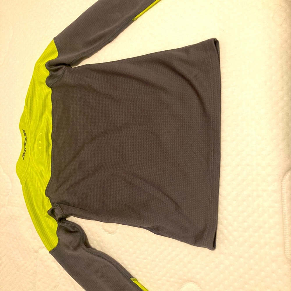 Boys  Small under Armour long sleeve shirt